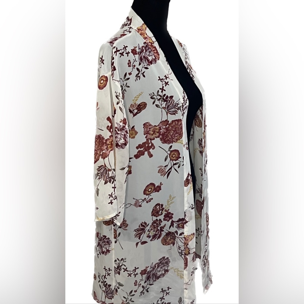 WALLFLOWER  Floral Lace Duster Kimono Top
Size: S